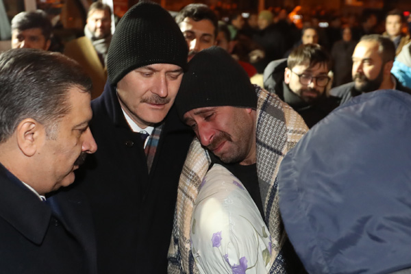 Üç bakan Elazığ'da: 2 kişinin sağ çıkarıldığı noktada bir ses daha duyuldu