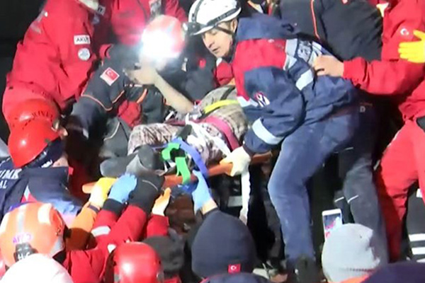 Elazığ'da 8 saat sonra 2 kişi enkazdan sağ çıkarıldı