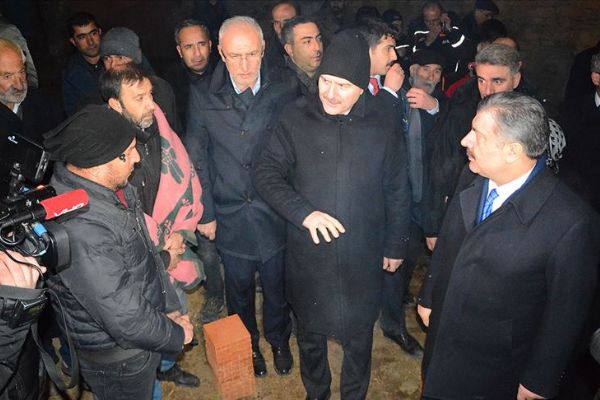 Üç bakan Elazığ'da arama kurtarma çalışmalarını inceledi