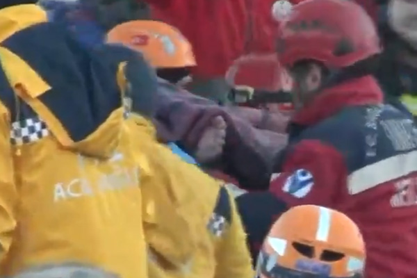 Elazığ’da 11 saat sonra 2 mucize kurtuluş