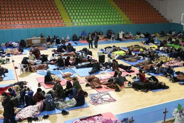 Depremden etkilenen bazı Elazığlılar geceyi spor salonunda geçirdi