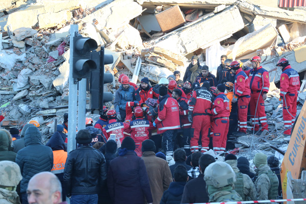 Elazığ'da 12 saat sonra biri hamile 2 kadın enkazdan çıkarıldı