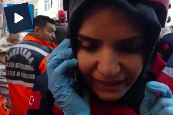 Elazığ depremindeki kurtarma görevlisi enkaz altındaki Azize'yle konuştu