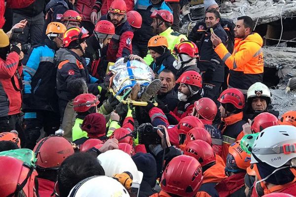 Enkaz altından bir kadın 19 saat sonra sağ çıkarıldı