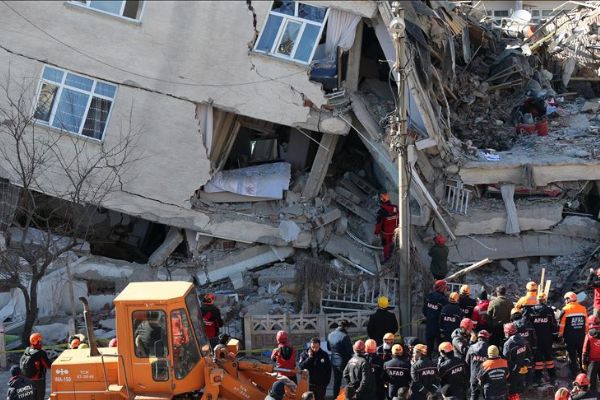 Depremzedeler için yardım kampanyaları sürüyor