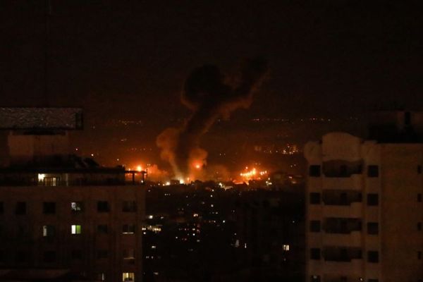 İsrail hava saldırılarıyla Gazze'yi vurdu