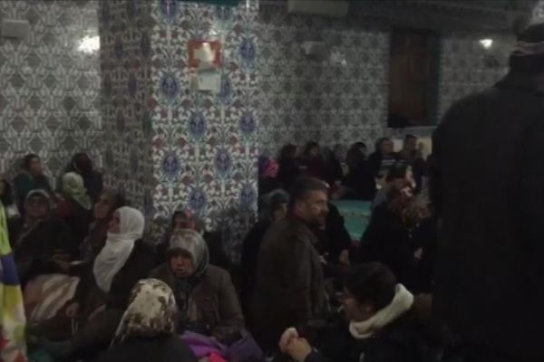 Depremden etkilenen bazı aileler camilerde kalıyor