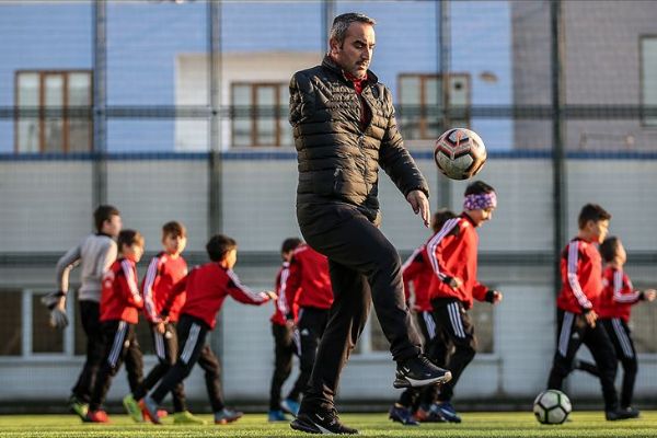 Tek koluyla tutunduğu hayatta geleceğin futbolcularını yetiştiriyor