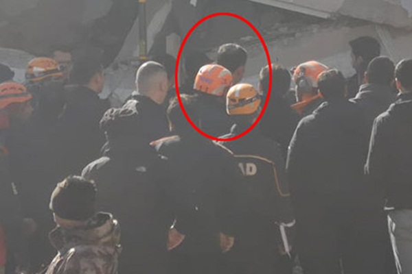 Bakan Kurum inceleme yaparken yan yatan binada sallantı