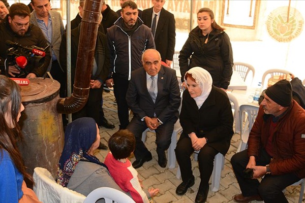 İYİ Parti Genel Başkanı Meral Akşener depremzedeleri ziyaret etti