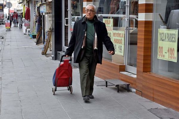 Pazar arabasıyla 20 yıldır sokak hayvanlarına yiyecek taşıyor