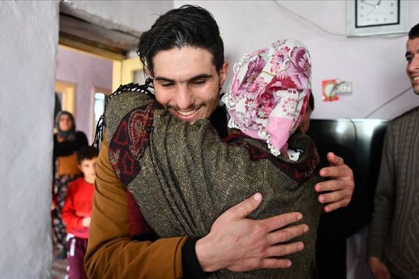 Suriyeli Mahmud elleri ile kazıyarak enkazdan kurtardığı depremzede ile buluştu