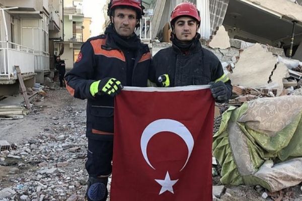 Türk bayrağını enkaz altında bırakmadılar