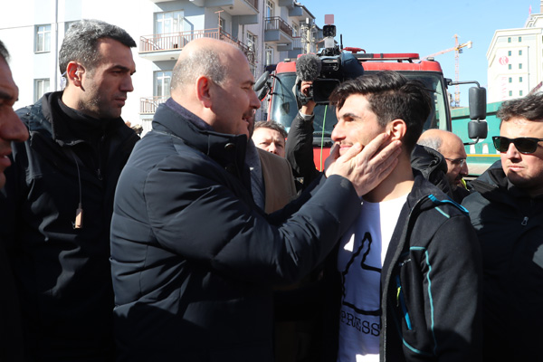 Bakanlar Suriyeli Mahmud ile buluştu