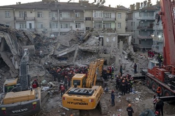 Deprem gecesi itfaiyeyi arayıp 'evim yıkıldı' diyen şahıs kendini böyle savundu: Şaka yaptım