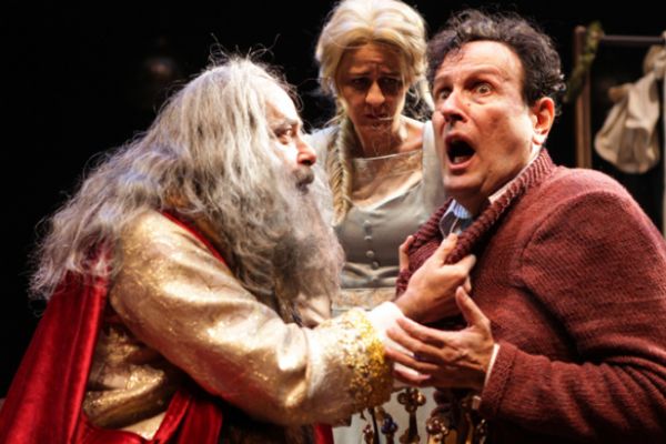 CELAL KADRİ  KINOĞLU AYAKTA ALKIŞLANIYOR