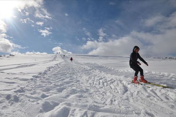 Kayak merkezine gidemeyen köylü çocuklar dağ yamacını piste çevirdi