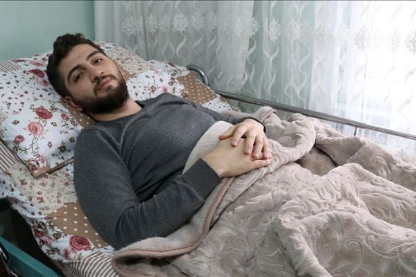 Depremzedeler için yardım eden üniversiteli aşırı zorladığı belini kırdı