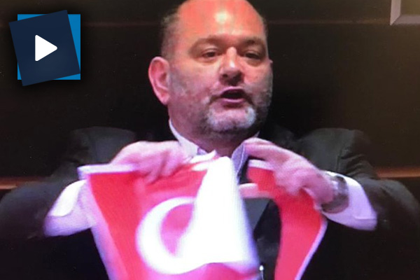 Irkçı Yunan milletvekili Türk bayrağını yırttı