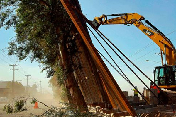 Trump'ın Meksika duvarını rüzgar yıktı