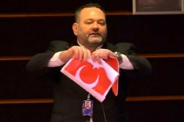 Yunanistan'dan Yunan vekile ''Türk bayrağı'' tepkisi