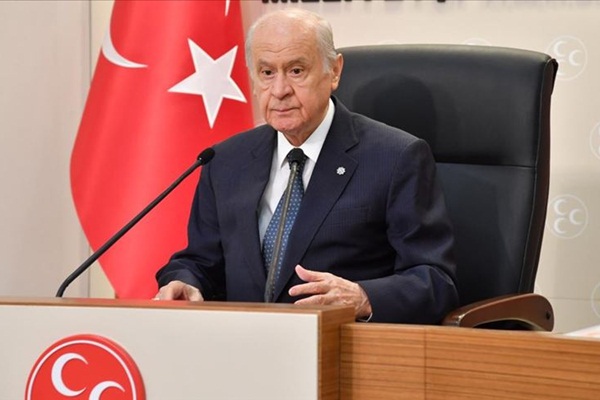 Bahçeli: Yunan bayrak yırtar, Türk milleti bayrağını yükseltir