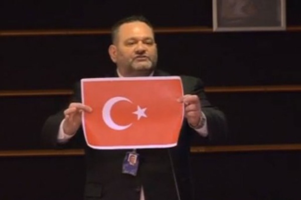 Irkçı Yunan vekil için harekete geçildi