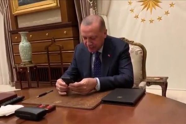 Cumhurbaşkanı Erdoğan, enkazdan kurtarılan Azize Çelik ile telefonda görüştü