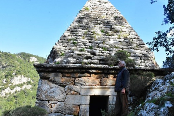 Yıllarca adaklar adanan türbe, Yunan savaşçının mezarı çıktı