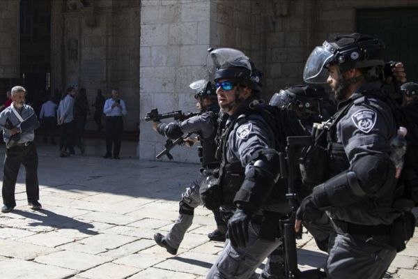 İsrail polisi Mescid-i Aksa'da cemaate saldırdı: 10 yaralı