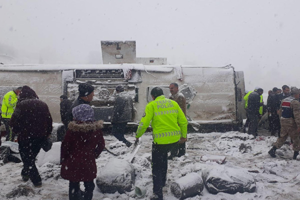Erzincan'da yolcu otobüsü devrildi: Onlarca yaralı var