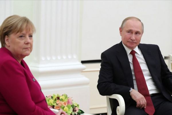 Putin ve Merkel Libya krizini görüştü