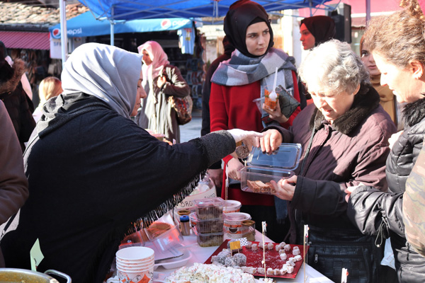 Elazığ depremzedeleri için Üsküp’te kermes düzenlendi