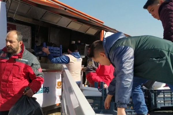 Sadakataşı acil yardım ekipleri, deprem bölgesinde