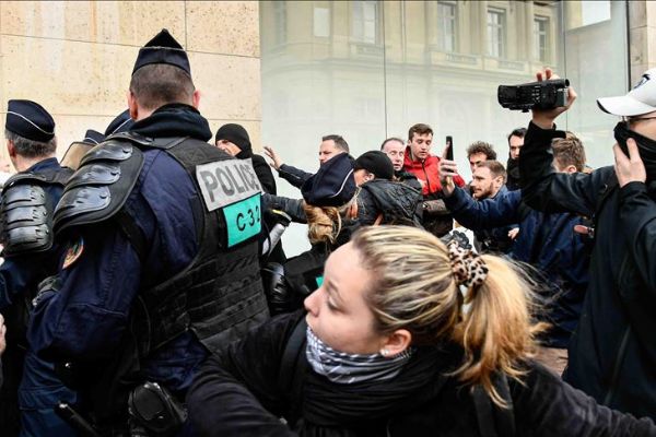 Fransa'da sarı yeleklilerin gösterilerinde 21 kişi gözaltına alındı