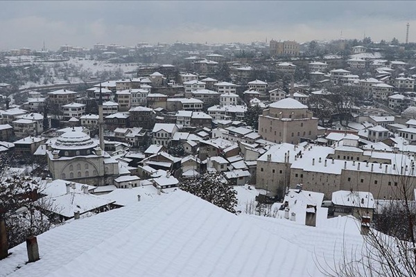 Tarihi konaklar beyaza büründü