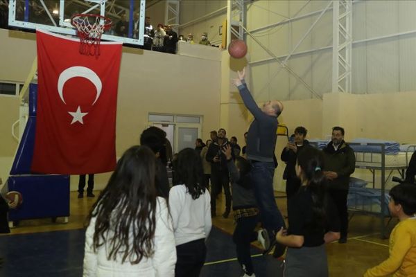 İçişleri Bakanı Soylu depremzede çocuklarla basketbol oynadı