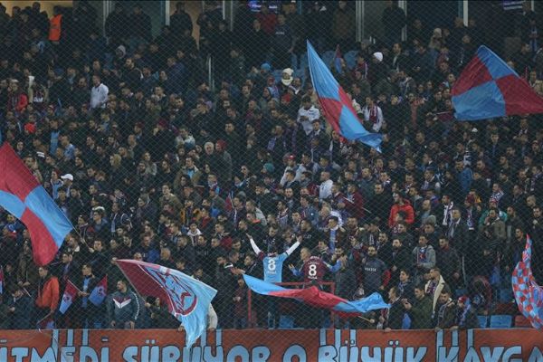 Trabzonspor taraftarları, Fenerbahçe galibiyetini kutladı