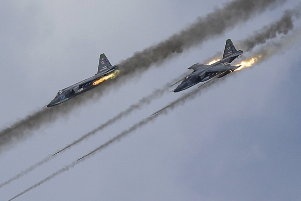 Rus uçakları El Bab’da SMO mevzilerini bombaladı