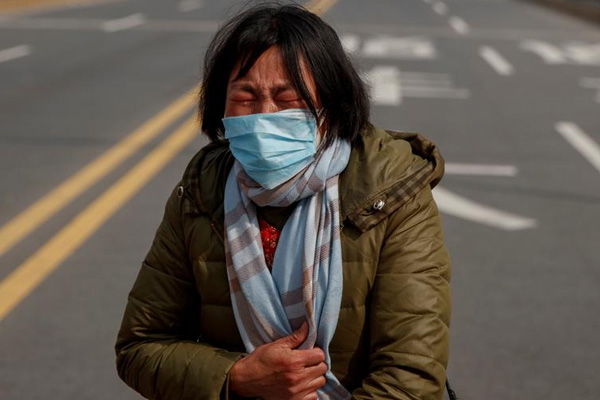 Çin'den acı fotoğraf: 'Lütfen kızımı alın!'