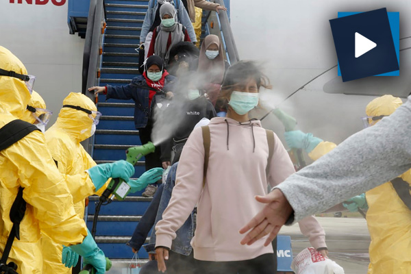 Endonezya'da koronavirüs önlemi: Yolcuların üzerine su sıktılar