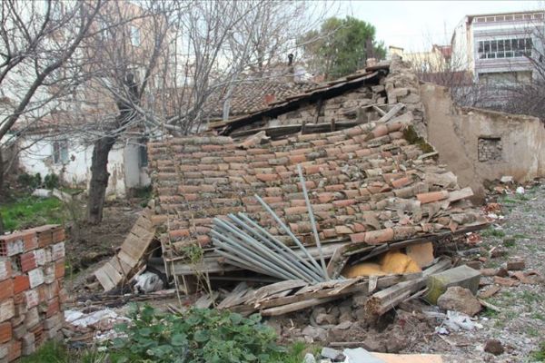 Manisa'da 4,8 büyüklüğündeki deprem sonrası hasar tespiti yapıldı