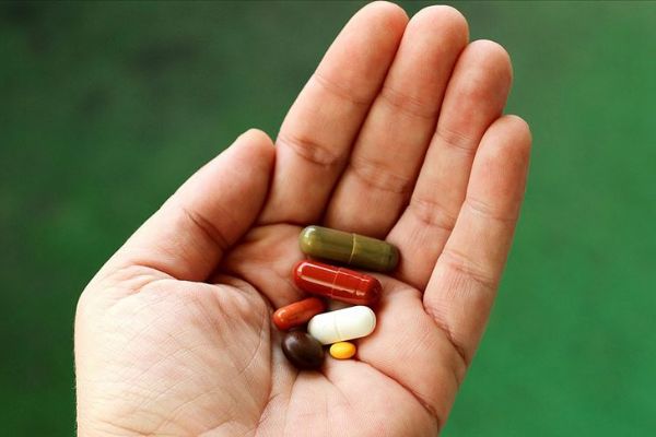 Tansiyonu veya kolesterolü yüksek kişiler ilaç kullanınca sağlıklı yaşam alışkanlıklarını önemsemiyor