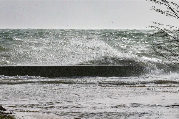 İzmir'de lodos ve sağanak hayatı olumsuz etkiliyor