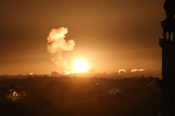 İsrail uçakları Gazze'yi bombaladı