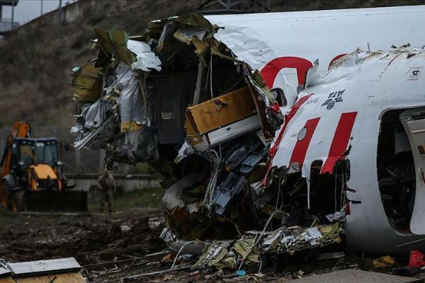 Pistten çıkan uçak parçalara ayrılıp kaldırılacak