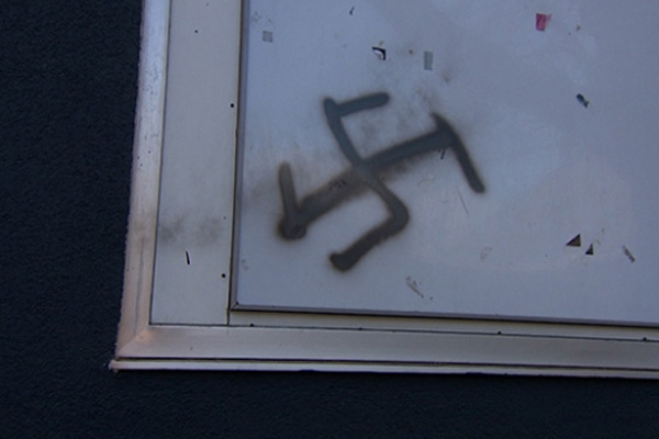 Almanya'da Türklere ait kuruma gamalı haç çizildi