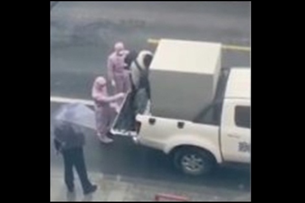 Çin'de koronovirüs şüphelisini kafesle taşıdılar