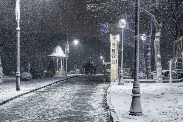 İstanbul’da beklenen kar geldi: Her yer beyaza büründü