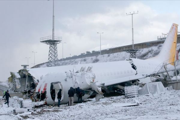Pistten çıkarak kaza yapan uçağın enkazını kaldırma çalışmaları sürüyor